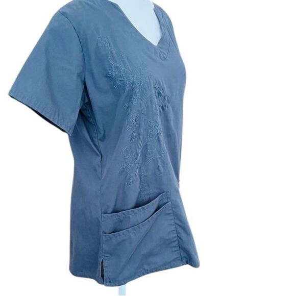 (2) Butter Soft by UA set of (2) scrub tops size Small . Gray & pink - Picture 5 of 12